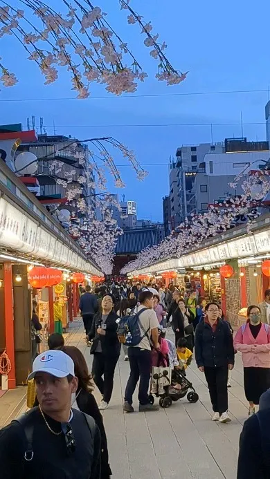 Evening of Asakusa on a week d...