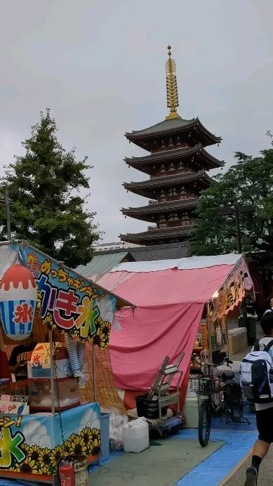 Lots of delicious food stalls ...